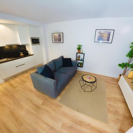 Modern Haven For Urban Explorers By Rems Malaga Ngoại thất bức ảnh