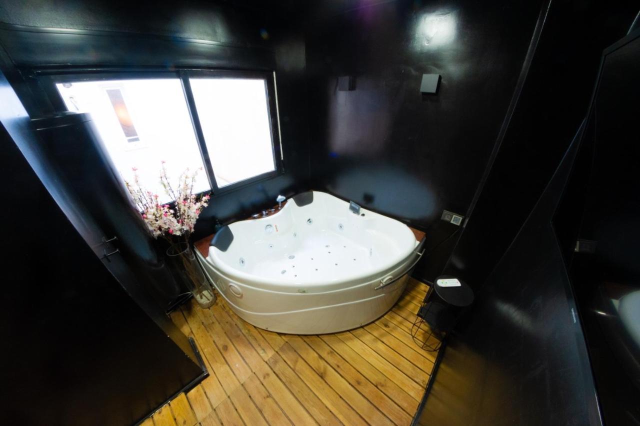 Modern Haven For Urban Explorers By Rems Malaga Ngoại thất bức ảnh